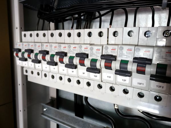 Tablero eléctrico con breakers de riel DIN